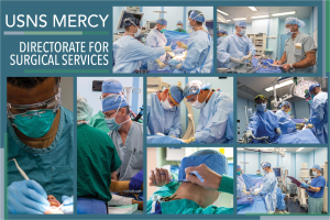 Eine Gruppe von medizinischen Fachkräften in Masken, Kappen und Handschuhen führt einen Eingriff in einem Operationssaal durch, wobei der Text "USNS Mercy Directorate for Surgical Services" zu sehen ist.