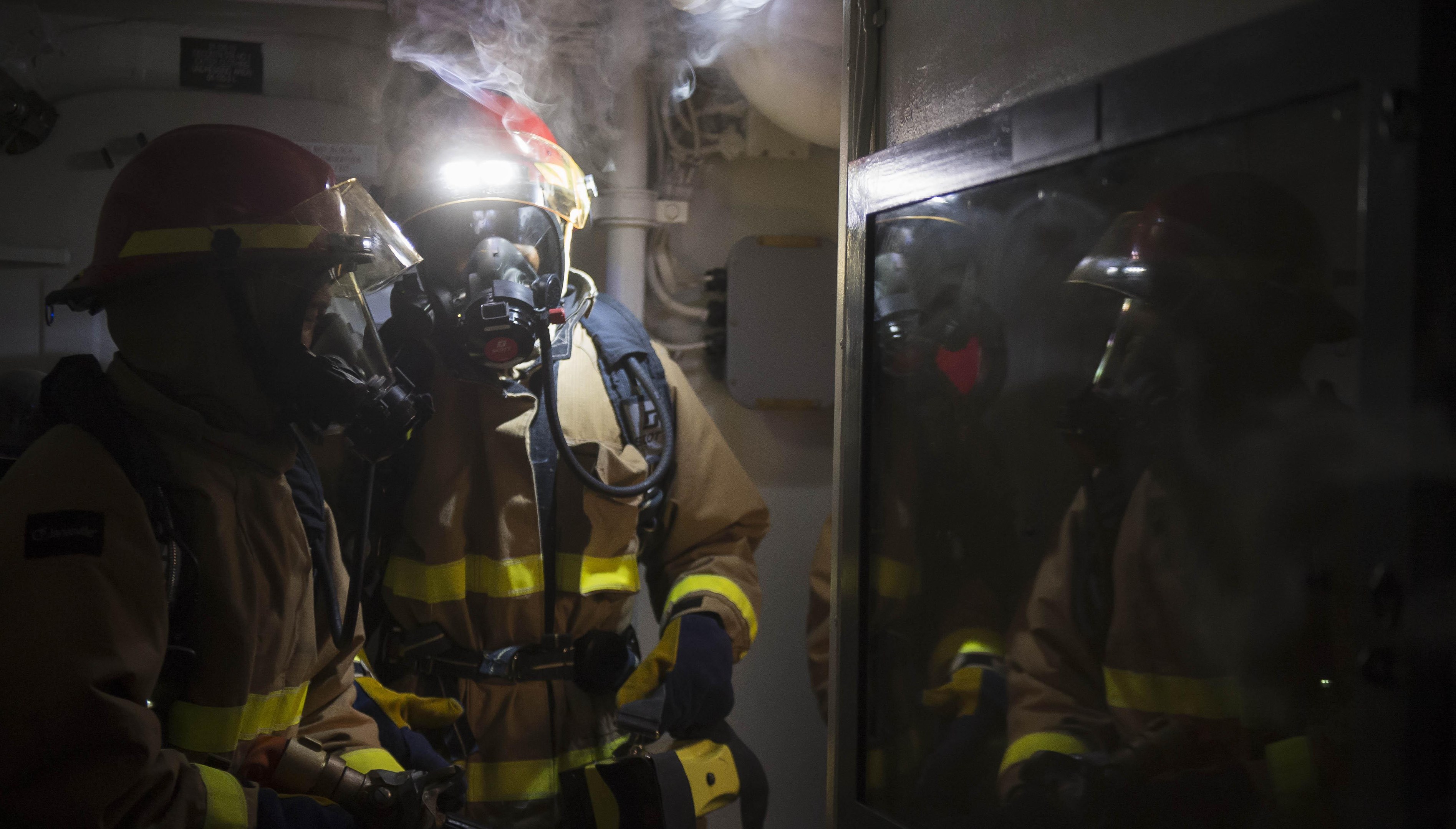 POL-MK: Brand in Containern - Auto beschädigt - Staubsauger 'ausgetauscht' - Taschendiebe - Sprayer