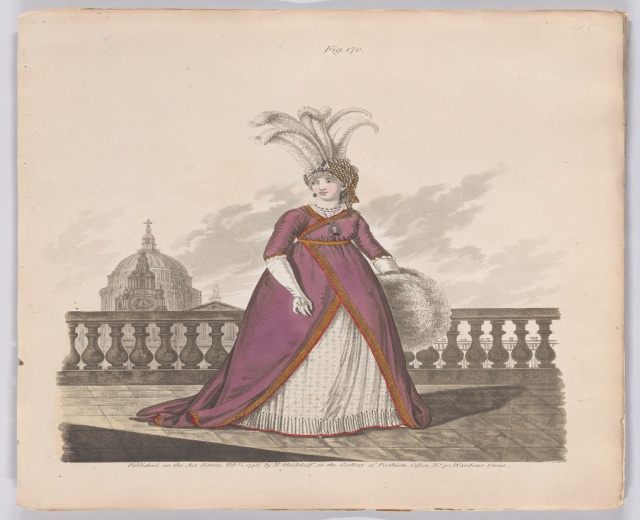 Frau in einem lila und weißen Kleid mit einem Federkopfschmuck, die vor einem Geländer steht, mit einem Gebäude und Wolken im Hintergrund, beschriftet mit "Fashion of New York, New York Street, 1790".