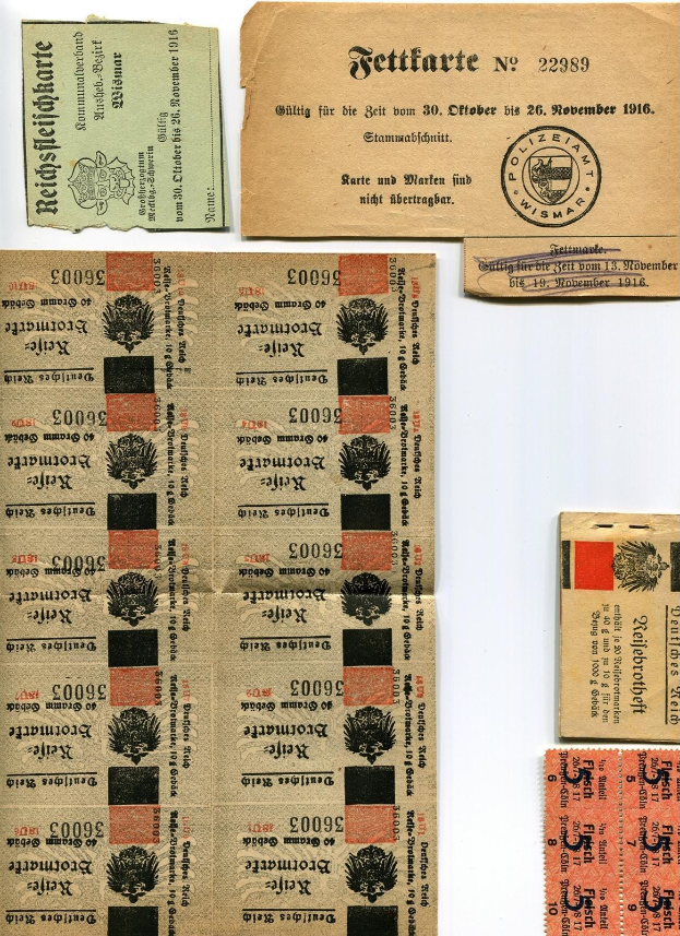 Sammlung alter deutscher Fahrkarten und Marken auf weißem Hintergrund, mit abgegriffenem Papier und gedrucktem Text und Zahlen.