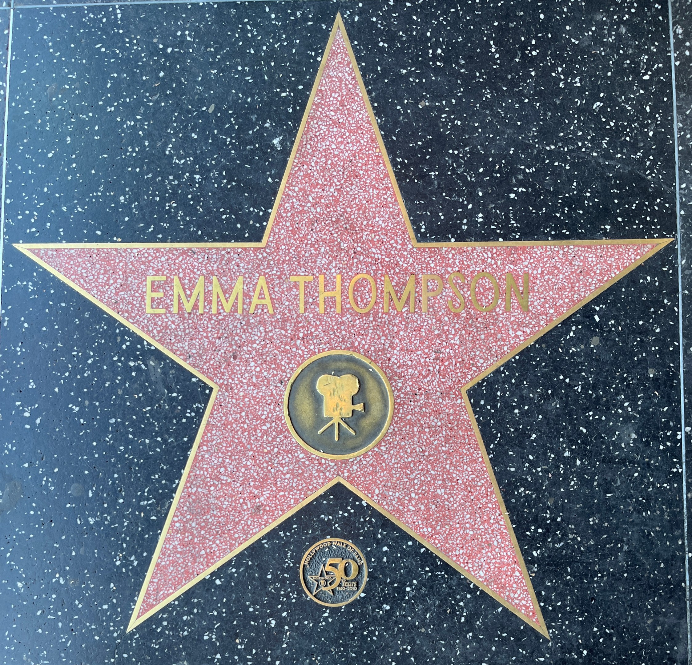 Fünfzackiger Stern mit 'Emma Thompson' in weißer Schrift auf einem schwarzen Hintergrund, Teil des Hollywood Walk of Fame.