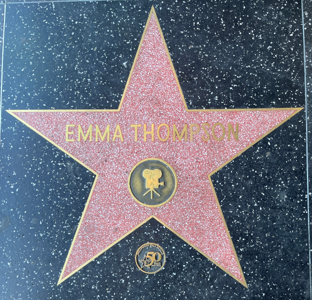 Fünfzackiger Stern mit 'Emma Thompson' in weißer Schrift auf einem schwarzen Hintergrund, Teil des Hollywood Walk of Fame.