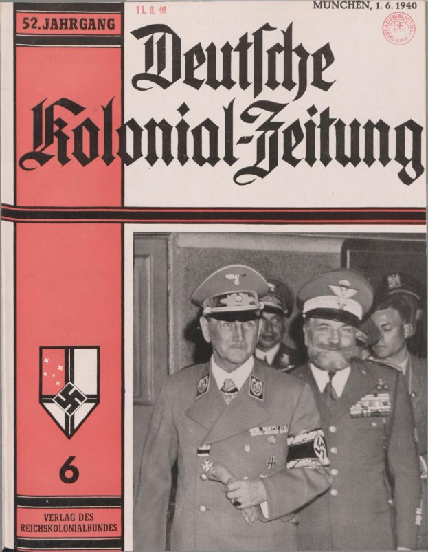 Buch mit dem Titel 'Deutsches Kolonial-Feitung' vom 11/1940, das Adolf Hitler auf dem Cover zeigt, von einer Person umgeben von anderen mit Mützen.