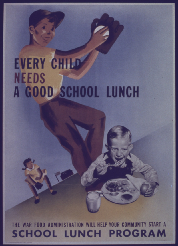 Ein Plakat mit einem Jungen und einem Mädchen, die an einem Tisch mit Essen und einem Glas sitzen, mit dem Text "Jedes Kind braucht ein gutes Schulessen".