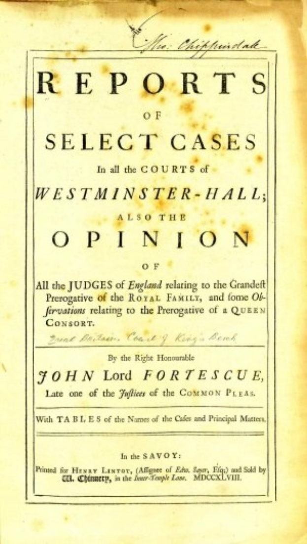 Titelblatt eines alten Buches mit dem Titel "Berichte über ausgewählte Fälle in den Gerichten von Westminster-Hall sowie die Meinung von John Lord Fortescue" mit einer aufgeschlagenen Seite, die schwarzen Text zeigt.
