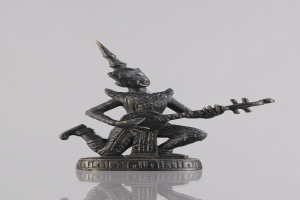 Bronzestatue eines Mannes mit einer Gitarre gegen einen weißen Hintergrund.